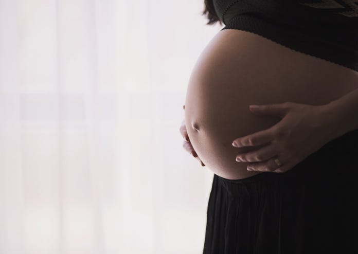 Bauch einer schwangeren Frau